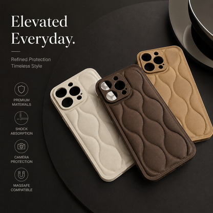 Cream, brown and tan wave-textured cases overlap on a dark round table. Icons describe materials, impact protection, camera edges and MagSafe compatibility.
