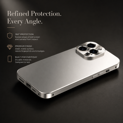 A silver case lies diagonally on a dark surface. Icons advertise raised edges, a smudge-resistant finish and everyday durability.